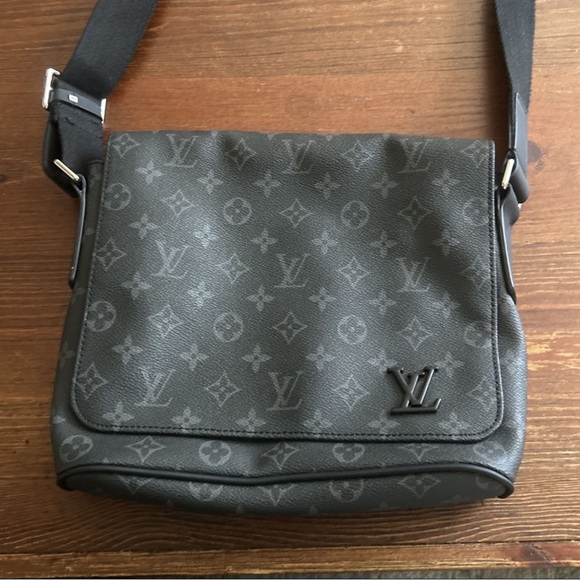 Louis Vuitton - Picture 2 of 4